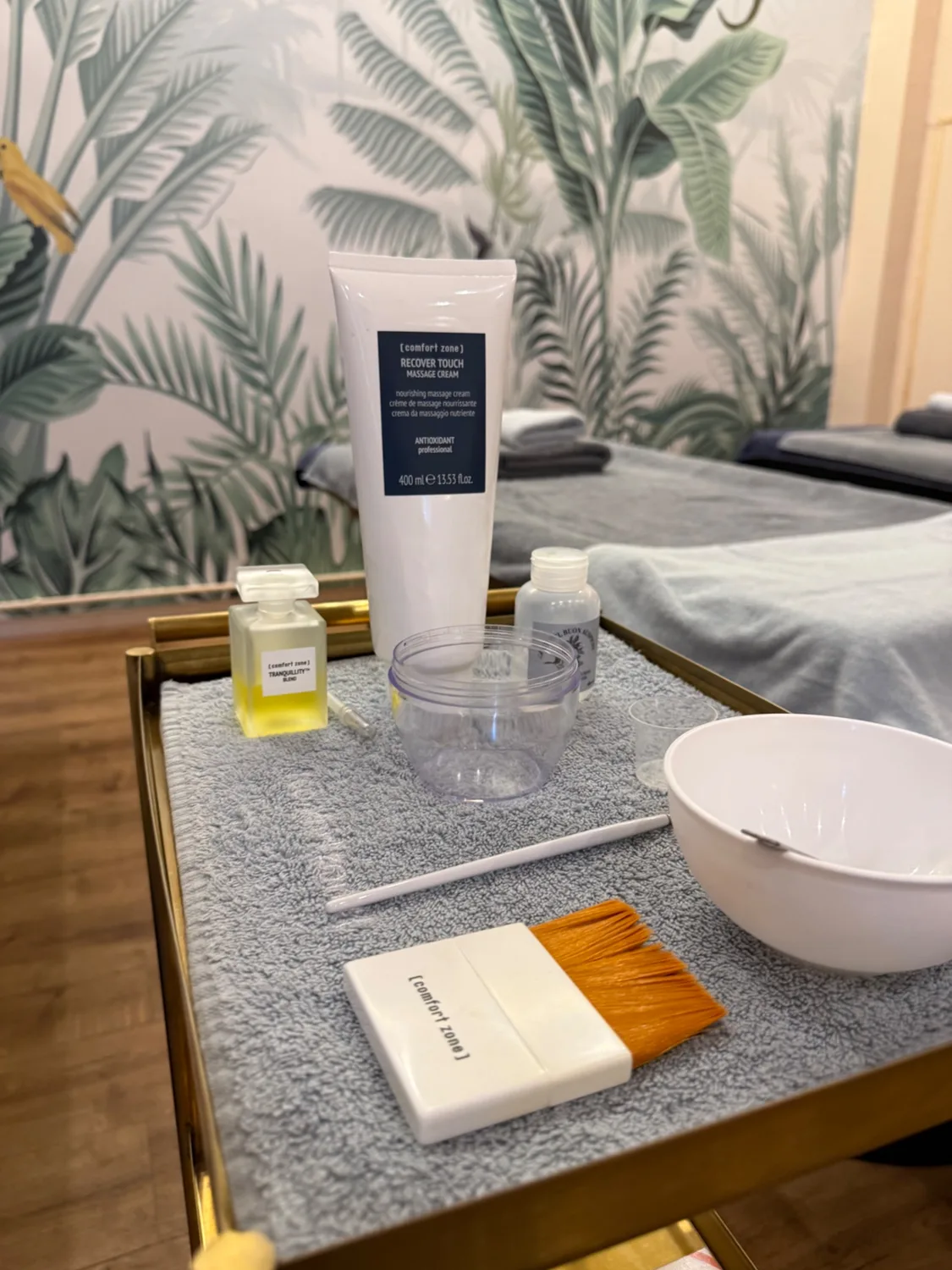 Behandlungswagen mit comfort zone Produkten im Kosmetikstudio Berlin